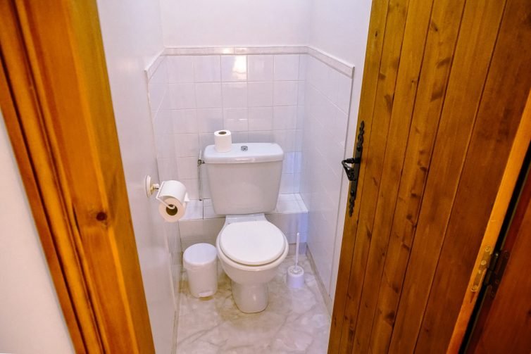 Templars%20Castle%2C%20L%27%C3%A9t%C3%A9%2C%20Room%208%2C%20french%20chateaux%20for%20rent%2C%20holiday%20chateau%20france%2C%20renting%20a%20castle%20in%20france%20%285%29bathroom